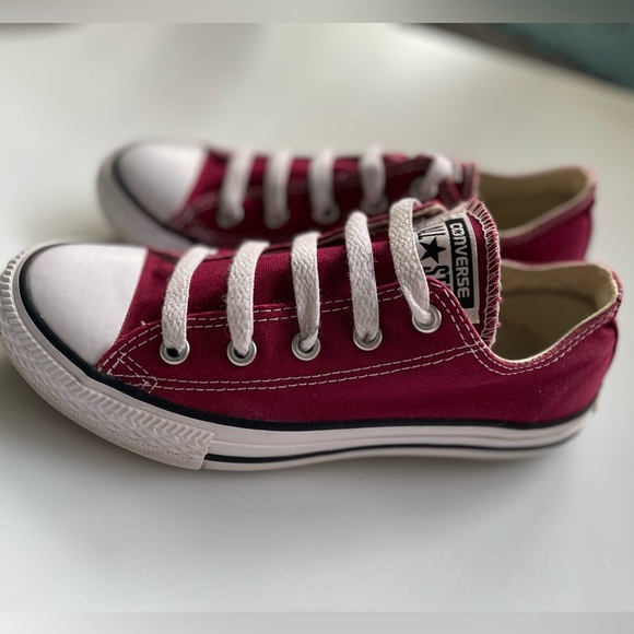 YOUTH CONVERSE ALL STAR SNEAKERS—Size 2–UNISEX—Great Condition—CLASSIC SHOES - Picture 13 of 14